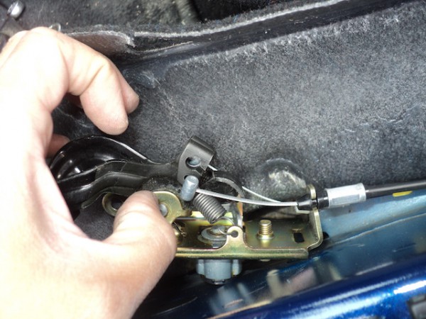 Effectuer votre connexion de câbles d'ouverture capot moteur ou d'ouverture de trappe a essence.