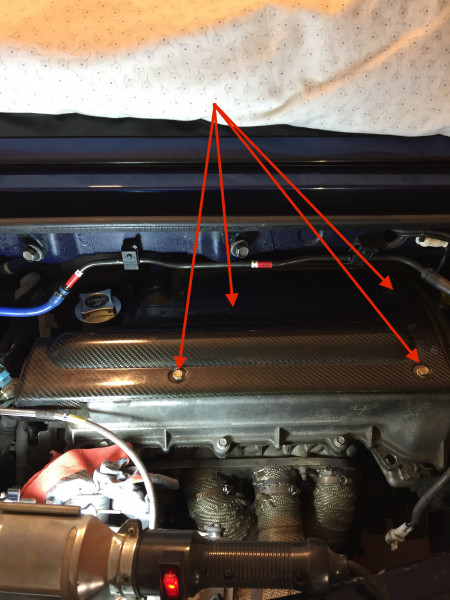 Commencer par retirer les 4 vis du cache moteur avec un cliquet &amp; une douille de 10.