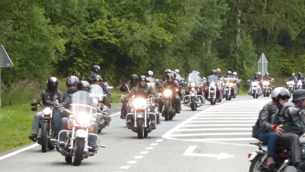 Ballade de plus de mille motos organisée pas la police...