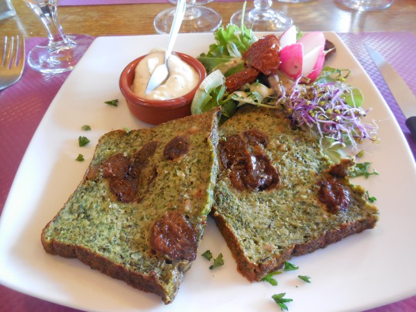 Moment de réconfort - Le &quot;Pounti&quot; auvergnat, une terrine à base de viande, feuilles de blettes et pruneaux  hummmmm