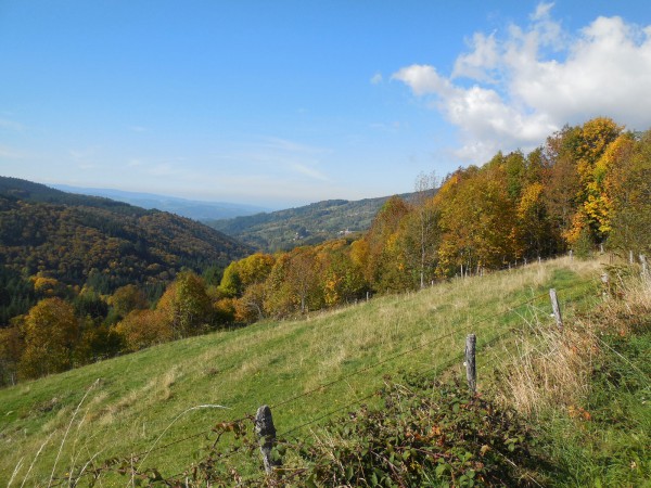 Pause photos et refroidissement des pneumatiques  sur la route du Col des Supeyres au dessus de Valcivières