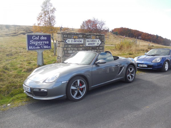 La Porsche nous éblouit !! Elle arrive à nous suivre .....